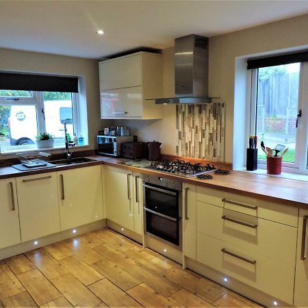 3 Bed Farnborough Air Accommodation Exterior photo